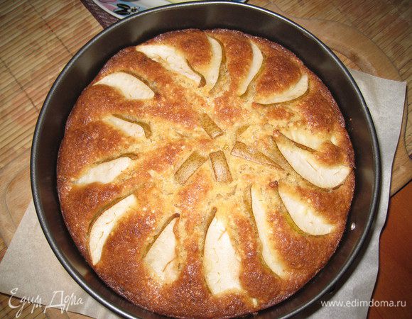 Выпекать при 180 градусах около 1 часа. Готовность лучше проверять палочкой. По истечении 60 мин я выключила духовку, и он доходил еще 10-15 мин. Верх пирога я накрыла пергаментом, т.к. сверху он уже подрумянился.
Готовый пирог достать из духовки и дать немного остыть в форме. Потом аккуратно достать и полностью остудить на решетке. 
Получился пирог очень сочным и ароматным. 
В прошлом году, когда я его пекла, то вместо грецких орехов использовала арахис. Мне даже больше понравилось. Но все на любителя :) 
Приятного аппетита!