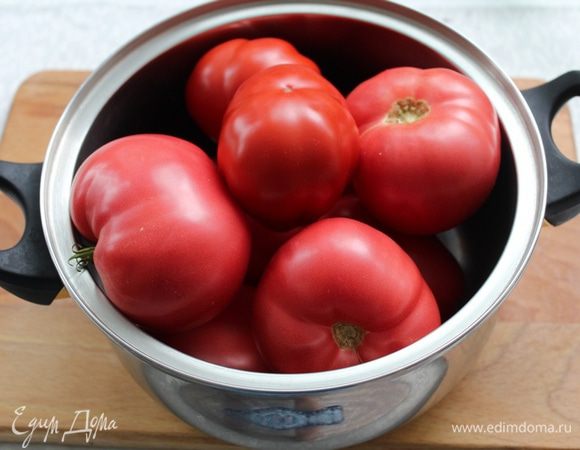Берем спелые мясистые помидоры.