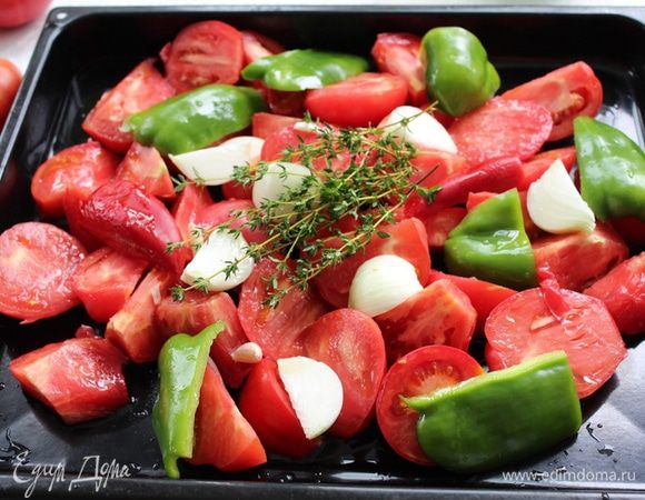 Противень обильно полить оливковым маслом, порезать крупными долями помидоры (предварительно снимите кожицу), перец болгарский, лук.
Добавьте дольки чеснока, пучок тимьяна. Залейте вином и отправьте в духовой шкаф на 1 час.