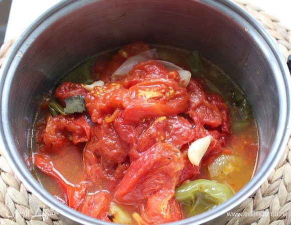 Переложите овощи в кастрюлю.