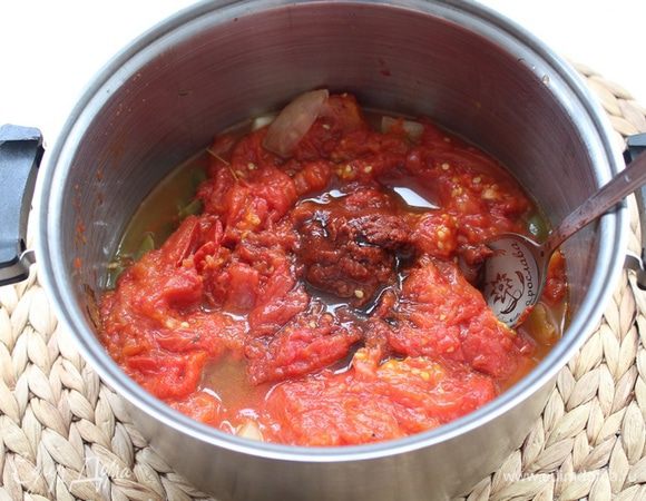 Добавьте бальзамический уксус и томатную пасту, хорошо перемешайте и потомите на плите мин 40, чтобы испарилась лишняя жидкость.