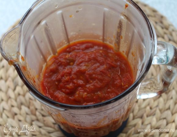 Готовый соус необходимо пюрировать блендером или протереть через сито.
