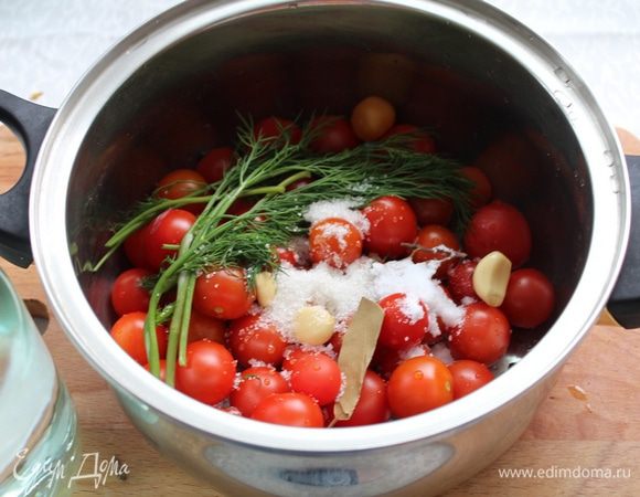 Помидоры помойте и наколите в районе плодоножки зубочисткой. Добавьте  перец горошком, зубчики чеснока, веточки укропа, лавровый лист, соль и сахар.