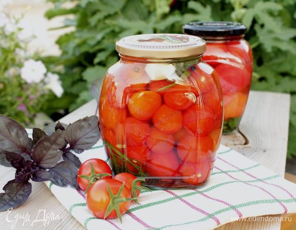 Залейте помидоры горячим маринадом и оставьте до полного остывания. 