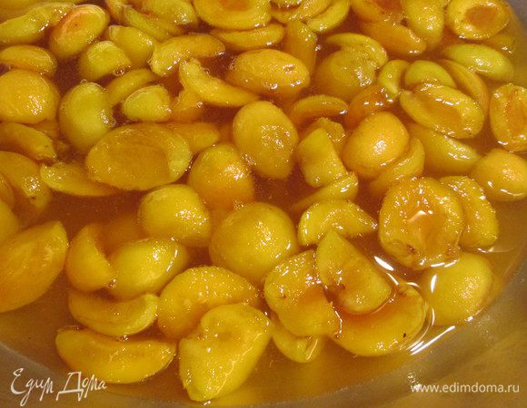 Освобождаем абрикосы от косточек, разделяя их пополам. Крупные абрикосы можно разделить на 4 части. Складываем фрукты в емкость, в которой будем готовить варенье.
Добавляем лимонный сок, коньяк и засыпаем 100 гр сахара. Оставляем на несколько часов (можно на ночь), прикрыв салфеткой. Так выглядят фрукты, простоявшие ночь.

