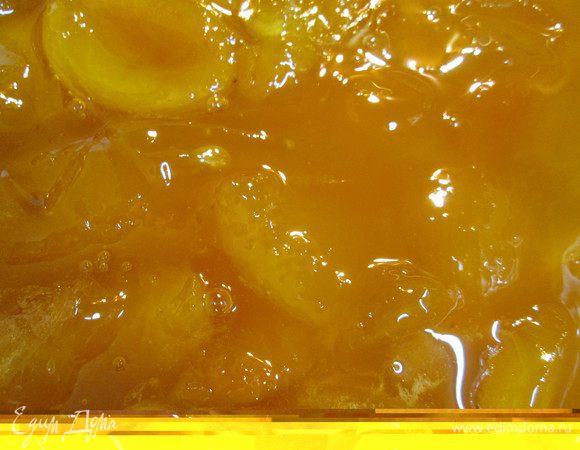 Далее провариваем абрикосы на медленном огне в течение 10-15 минут до размягчения (время зависит от размера фруктов). 

Засыпаем оставшийся сахар (900 гр) и даём ему полностью раствориться, доводим до кипения и варим на среднем огне до густоты минут 30.

Можно готовить на сильном огне, но постоянно помешивая. Тогда время варки не более 20 минут. Банки и крышки я стерилизую в духовке при 100*С 30 минут.