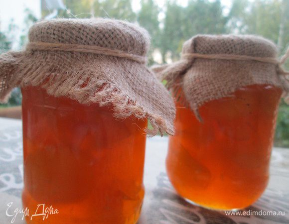 Готовое варенье выдерживаем до полного остывания, разлив по баночкам, прикрыв сверху салфеткой.
Абрикосы должны плавать в сиропе, но сироп не должен быть слишком жидким.
Я люблю густо сироп и поэтому сделала его погуще и у меня получилось 2, 1 кг варенья.
