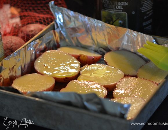 Картофель красный среднего размера помыть, разрезать на 2 части. Смазать маслом.