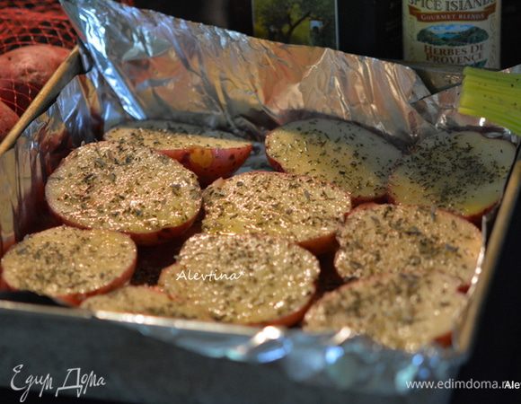 Посыпать солью и черным перцем, прованскими травами. Поставить в горячую разогретую духовку на 200°С на 50-55 минут.