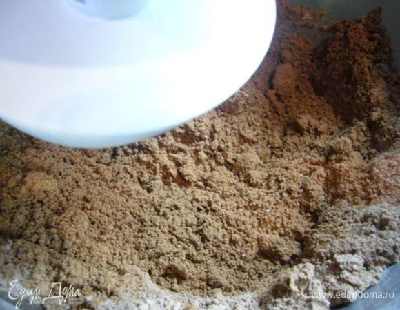 Готовим тесто. При помощи миксера смешать муку, какао, холодное сливочное масло. Получится крошка. Постепенно добавить 7-10 ст. л. холодной воды (у меня ушло 7). 