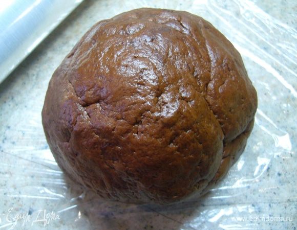 Вымешивать, пока тесто не соберется в комок.
Переложить на пищевую пленку тесто, собрать его в шар, завернуть и отправить в холодильник на 30 мин.
