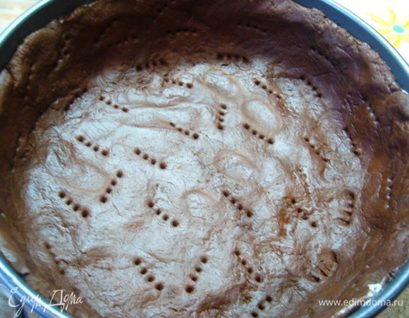 Форму диаметром 22 см (у меня – 20 см) смазать сливочным маслом. Руками распределить по ней тесто, сформировав бортики высотой не менее 4 см (тесто можно и раскатать, а потом перенести на скалке в форму).
Форму с тестом отправить на холод на 30 мин.
