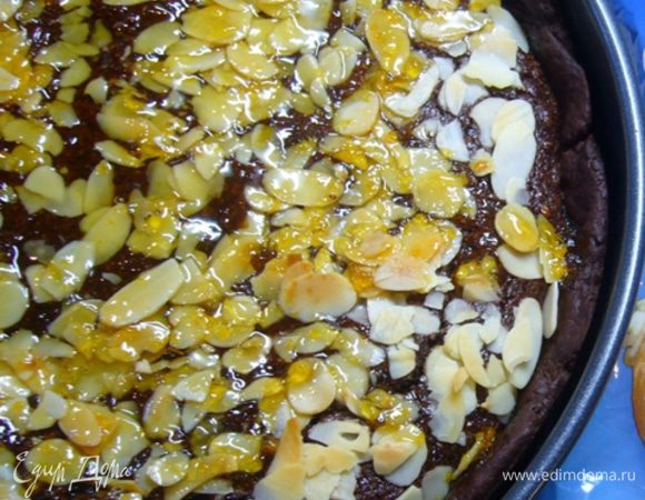 Готовую основу для тарта смазать апельсиновым джемом. 
Джем я готовила по рецепту Зарины: http://www.edimdoma.ru/retsepty/63289-dzhem-apelsinovyy.  
О ужас, я отвлеклась, пропустила этот шаг, поэтому у меня джем – сверху. Но вообще, лучше делать по технологии. Корж совсем без сахара, и джем на нем - в тему!
Выложить на корж начинку.
Присыпать лепестками миндаля, выпекать еще 40-45 мин. 
Орехи должны зазолотиться, начинка – стать плотной на ощупь.
