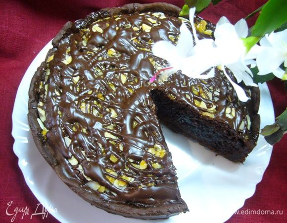 Остудить тарт и вынуть из формы.
Горький шоколад растопить на водяной бане, полить им тарт.
