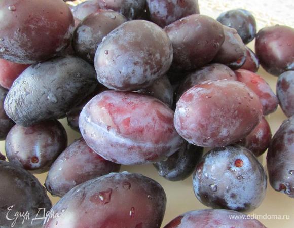 Сливы (у меня сорт - венгерка) хорошо вымыть и обсушить.