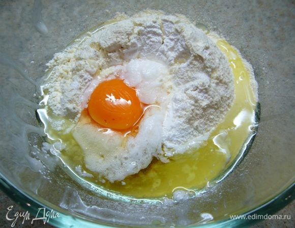 Готовим имбирный корж.
Просеять муку с разрыхлителем. Добавить имбирь, яйцо, патоку, масло.
Вымесить тесто. 
