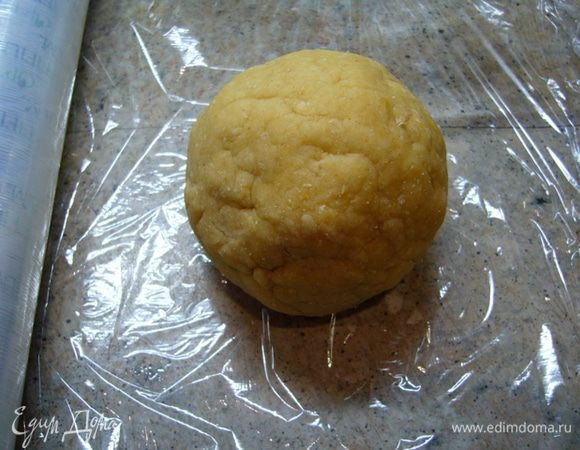 Завернуть его в пищевую пленку, убрать в холодильник на несколько часов.
Раскатать тесто  (оно очень тугое получается, поэтому нужно приложить усилия).
