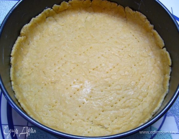 Форму смазать маслом, выложить тесто, сформировать небольшие бортики, наколоть тесто вилкой. У меня форма диаметром 20 см.
Выпекать при температуре 180С 10 минут.
Остудить корж.