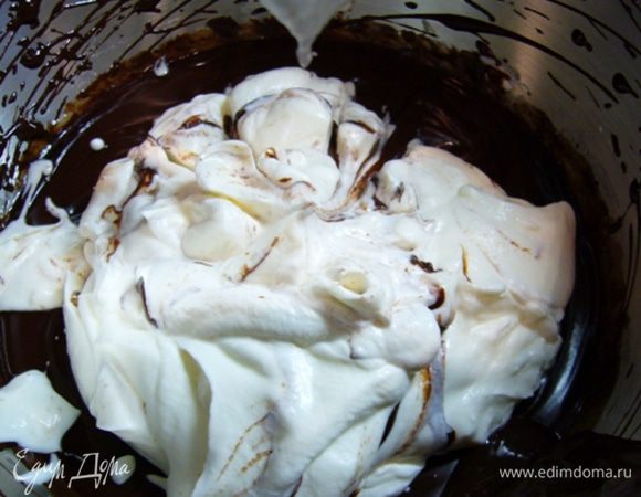 Шоколад растопить на водяной бане.
Сыр комнатной температуры взбить с коричневым сахаром. Добавить ликер.
Отдельно взбить сливки комнатной температуры.
Соединить на низких оборотах миксера сыр, шоколад, взбитые сливки. Я перемешала силиконовой лопаткой.
