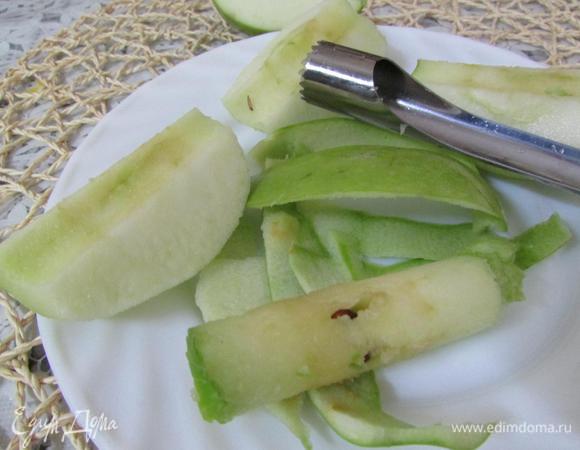 Зеленое яблоко помыть, обсушить. Почистить и удалить сердцевину.