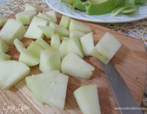 Яблоко порезать кусочками.