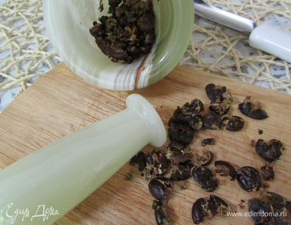 Ягоды можжевельника истолочь в ступке.