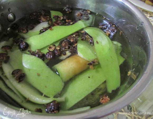 В сотейник сложить очистки и сердцевину от яблока, можжевеловые ягоды, цедру лимона. Залить водой. Поставить на огонь. Довести до кипения и кипятить на медленном огне 30 минут.