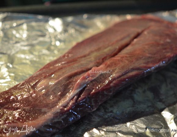 Стейк смазать оливковым маслом.