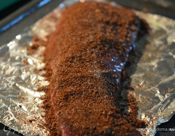 Обвалять в готовой кофейной посыпке с обеих сторон. Готовим на разогретом гриле или в духовке в режиме бройл 8-12 мин до средней прожарки.