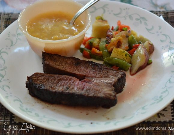 Готовый стейк достанем из гриля, дадим полежать 10 мин. Разрежем на порции и подадим к столу. Наслаждаемся. Приятного аппетита.