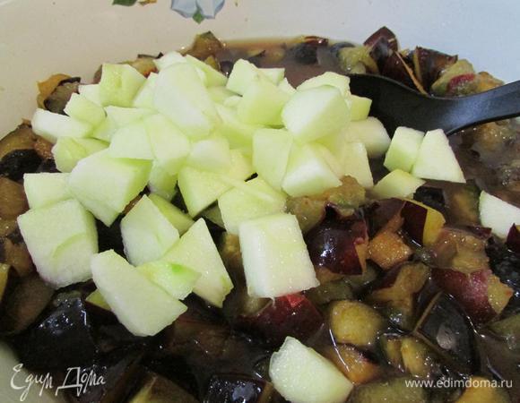 Сливы и яблоки в лимонном соке сложить в кастрюлю или тазик для варки варенья. Перемешать.