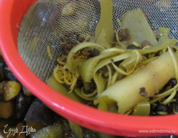 Сваренные очистки пропустить через сито. Добавить массу в кастрюлю с фруктами. Дать закипеть и варить на слабом огне, около 10 минут.