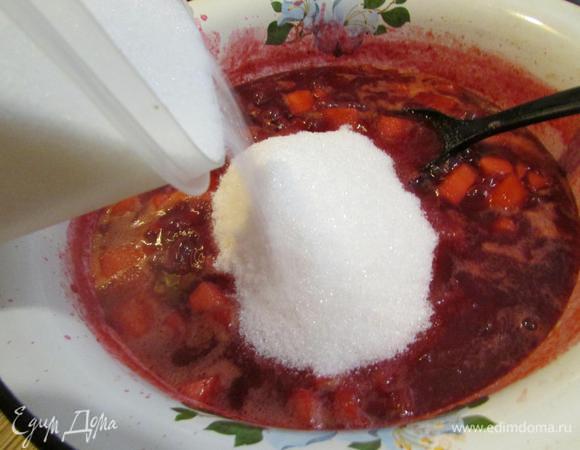 Добавить сахар. Перемешать до полного растворения. Помешивая, варить соус на сильном огне 20 минут до загустения.