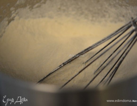 Добавить просеянную муку с солью и разрыхлителем. Перемешать на медленной скорости.