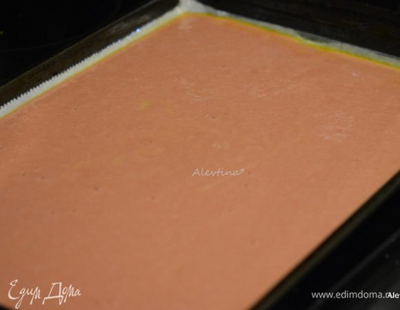 Вылить тесто на приготовленный противень. У меня тесто розовое я добавляла сок свеклы 2 ст. л. (это необязательно повторять). При выпечке цвет свеклы не доминирует.
Поставить в духовку разогретую на 12-15 минут.