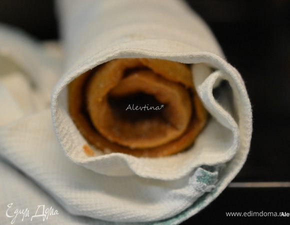 Приготовить тонкое вафельное полотенце, посыпать сахарной пудрой 1/2 стакана, это делается для того чтобы рулет не прилип к полотенцу. Перевернуть на не го горячий пласт. Завернуть начиная с конца и подталкивая полотенцем снизу. Дать полежать ,остыть.