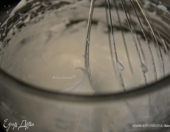 Приготовим крем.
Взбить белок крупного яйца на водяной бане. Сахар должен полностью раствориться. Можно проверить пальчиком макнуть в крем, если крупинки сахара ощущаються продолжать взбивать. Как сахар исчезнет переложить все в кухонный комбайн и продолжать взбивать до удвоения массы.