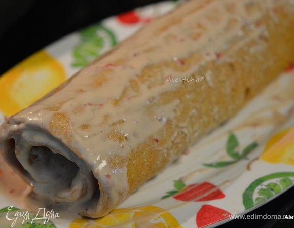 Я сверху добавила немного ягодного свежего джема. Свернуть обратно в рулет и поставить в холодильник на 1 час.