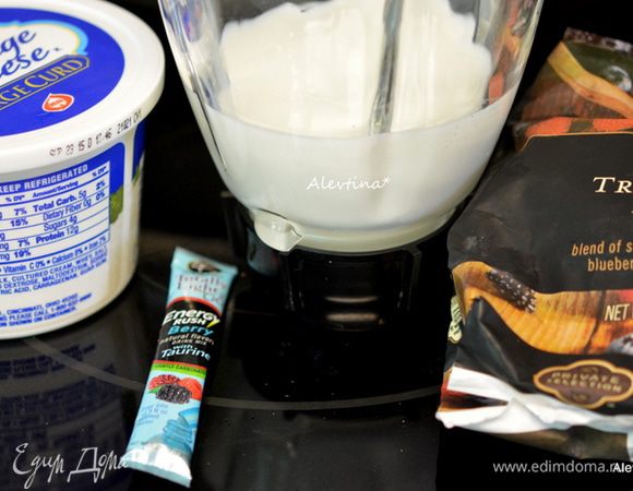 Приготовим все для смузи.  Все измерения в стаканах. Стакан 240 мл.  Используется сухой порошок (1 пакетик) со вкусом ягод, который разбавляют с водой. Его добавляют в смузи без воды. Внести я его не могу в ингредиенты, нет такой позиции.