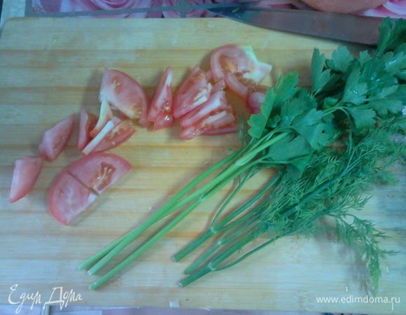 Помидоры порезать дольками, зелень порезать средне.