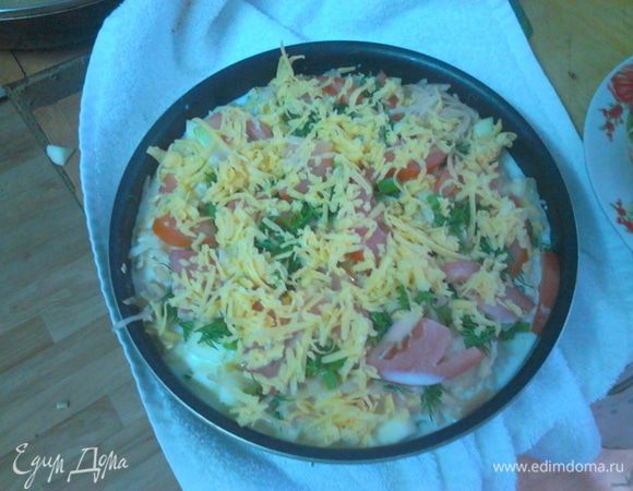 Смешать яйца с молоком, посолить, поперчить, взбить, залить в форму, сверху посыпать тертым сыром.