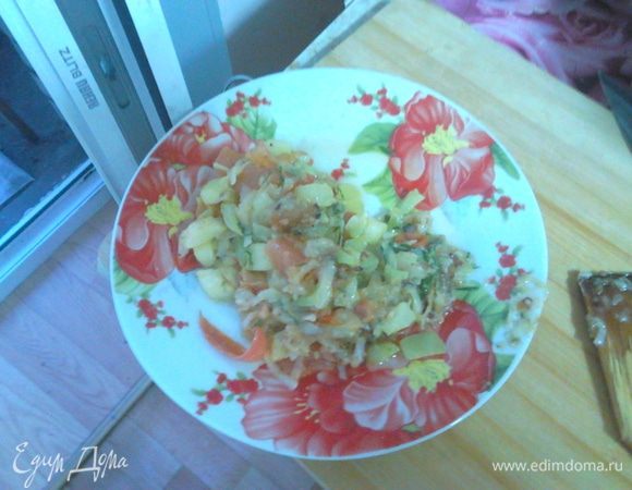 Оставшиеся (не поместившиеся) ингредиенты я обжарил на сковороде, посолив и поперчив (кабачок, картофель, перец, помидор, хлеб, зелень), это можно подать к столу с картошечкой. 