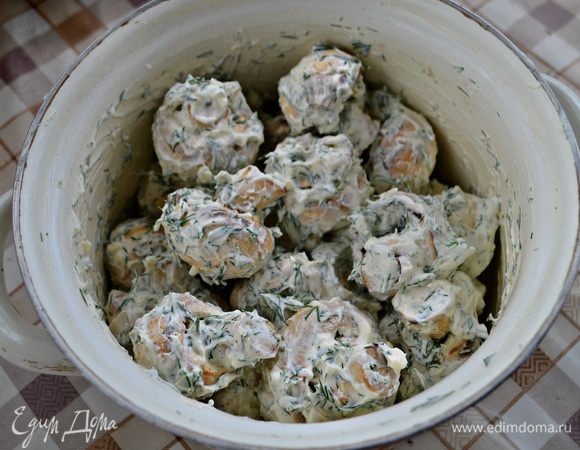 В небольшой кастрюльке смешайте сметану, соль, чеснок и укроп. Положите в приготовленную смесь шампиньоны и аккуратно перемешайте. Я использовала жирную сметану, но вполне подойдёт и сметана, жирностью 10-15%, а также и майонез. Накройте кастрюльку крышкой и поставьте в холодильник минимум на 1 час, а лучше - на 3 часа.