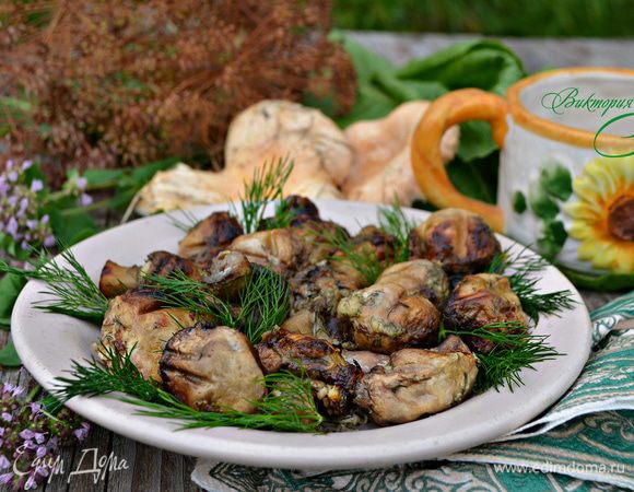 Готовые шампиньоны выложите на блюдо и подавайте в качестве закуски к мясным и рыбным блюдам. Приятного вам аппетита!