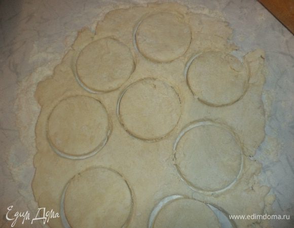 Тесто раскатать в пласт толщиной 5 мм, стаканом вырезать кружочки. Выложить их на смазанный маслом противень и выпекать при температуре 180 градусов 15 минут.