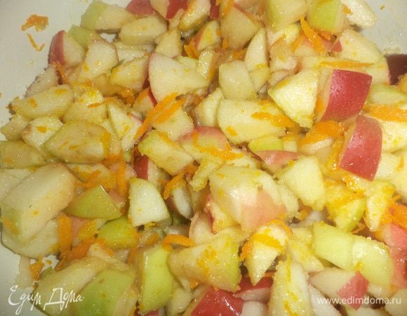 Для начинки яблоки нарезать мелкими кубиками, добавить натёртую на тёрке апельсиновую цедру и сахар, перемешать.