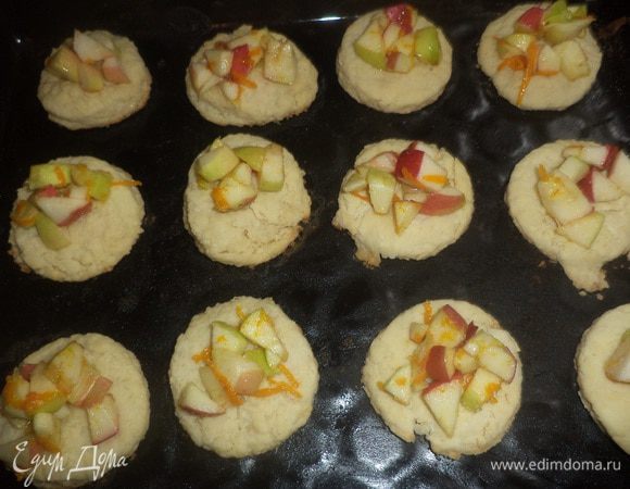 Выложить начинку на подпечённые кружочки. Поставить в духовку на 10 минут.