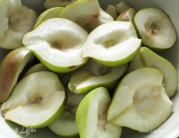 Груши вымойте, разрежьте пополам, удалите плодоножку и серединку.