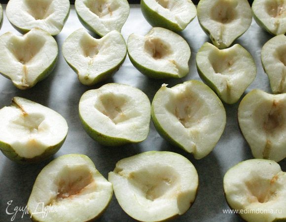 Противень выстелите двойным слоем пергамента, равномерно распределите половинки груш срезом вверх. Духовку нагрейте до 180°C. Запекайте 20–25 минут: как только в выемке груши появился сок, значит, их уже можно вынимать из духовки. Противень надо поднять чуть выше середины духовки, чтобы не подгорел низ.