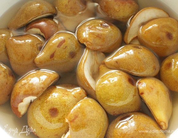 Пока груши запекаются, сварите сироп из 500 мл воды и 600 г сахара. Груши выложите в посуду, в которой будет вариться варенье, залейте их горячим сиропом. Посуду накройте крышкой и дайте настояться два часа.